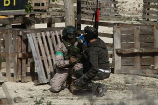 dos hombres escondidos y vestidos de camuflaje